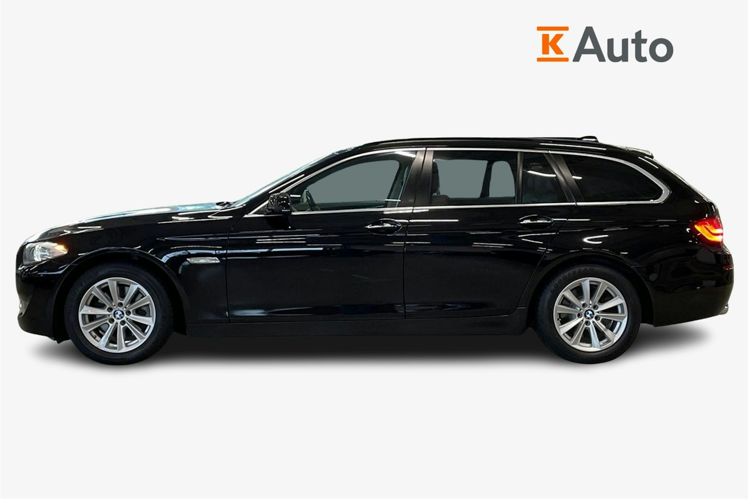 musta BMW 520 2011 kuva 6.