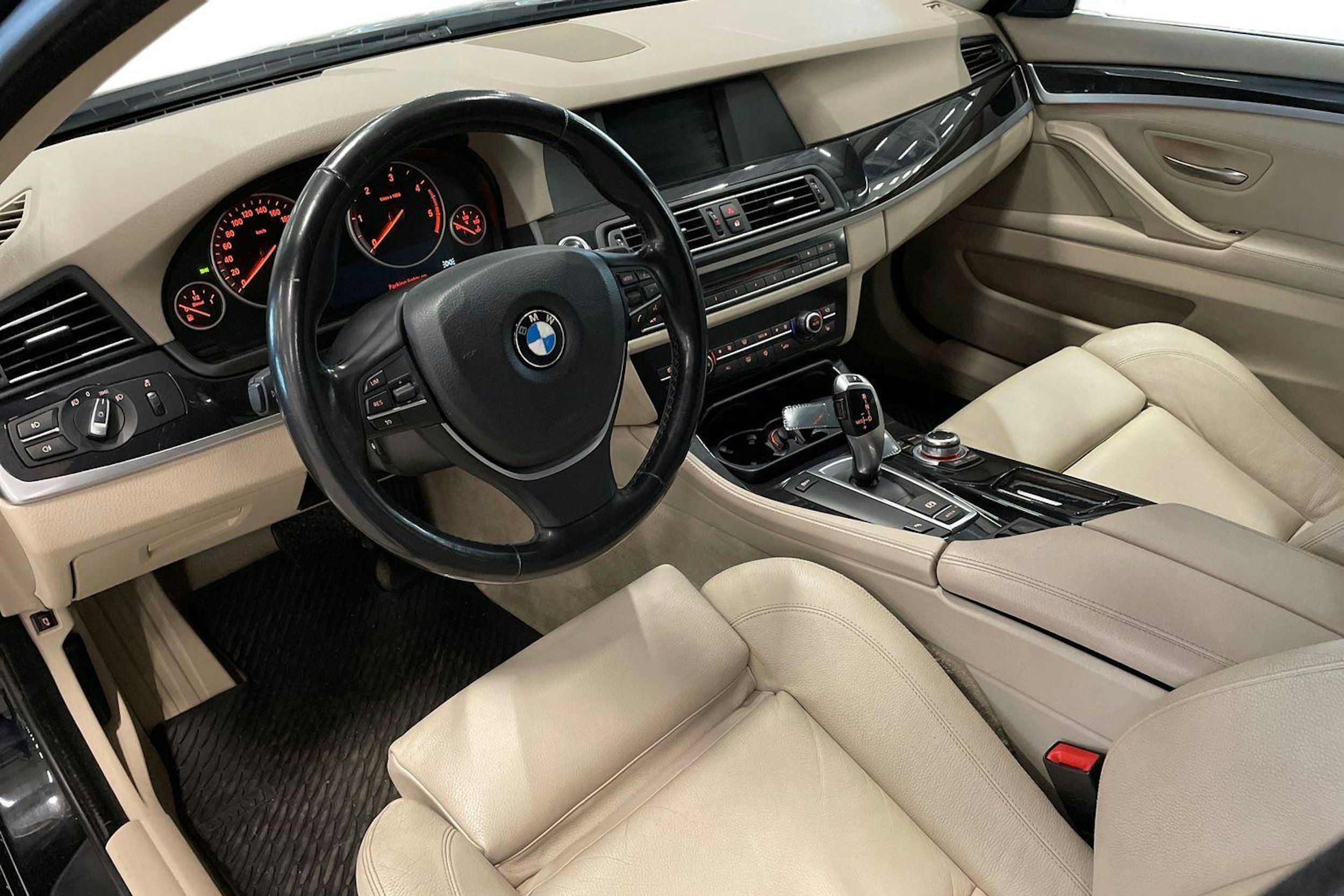 musta BMW 520 2011 kuva 7.