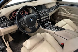 musta BMW 520 2011 kuva 7.