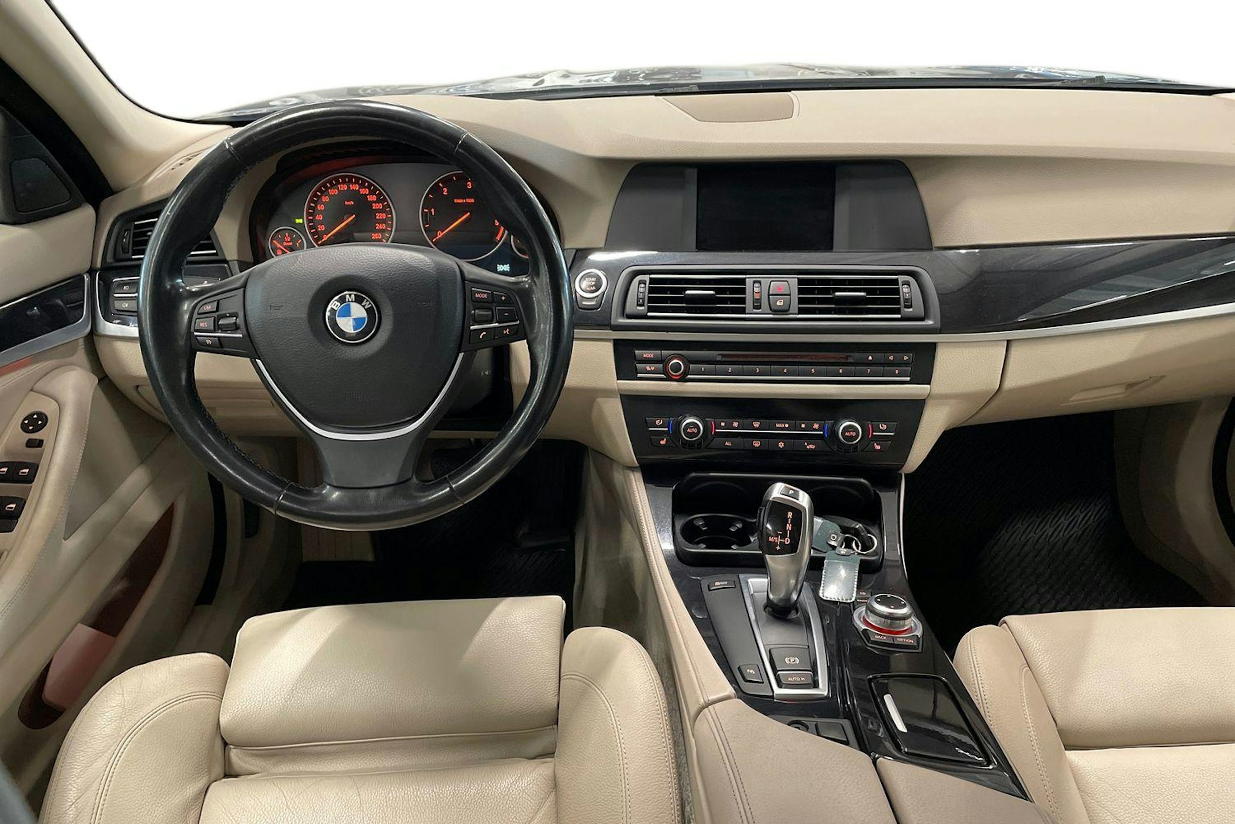 musta BMW 520 2011 kuva 9.