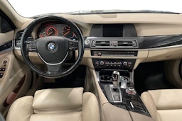 musta BMW 520 2011 kuva 9.