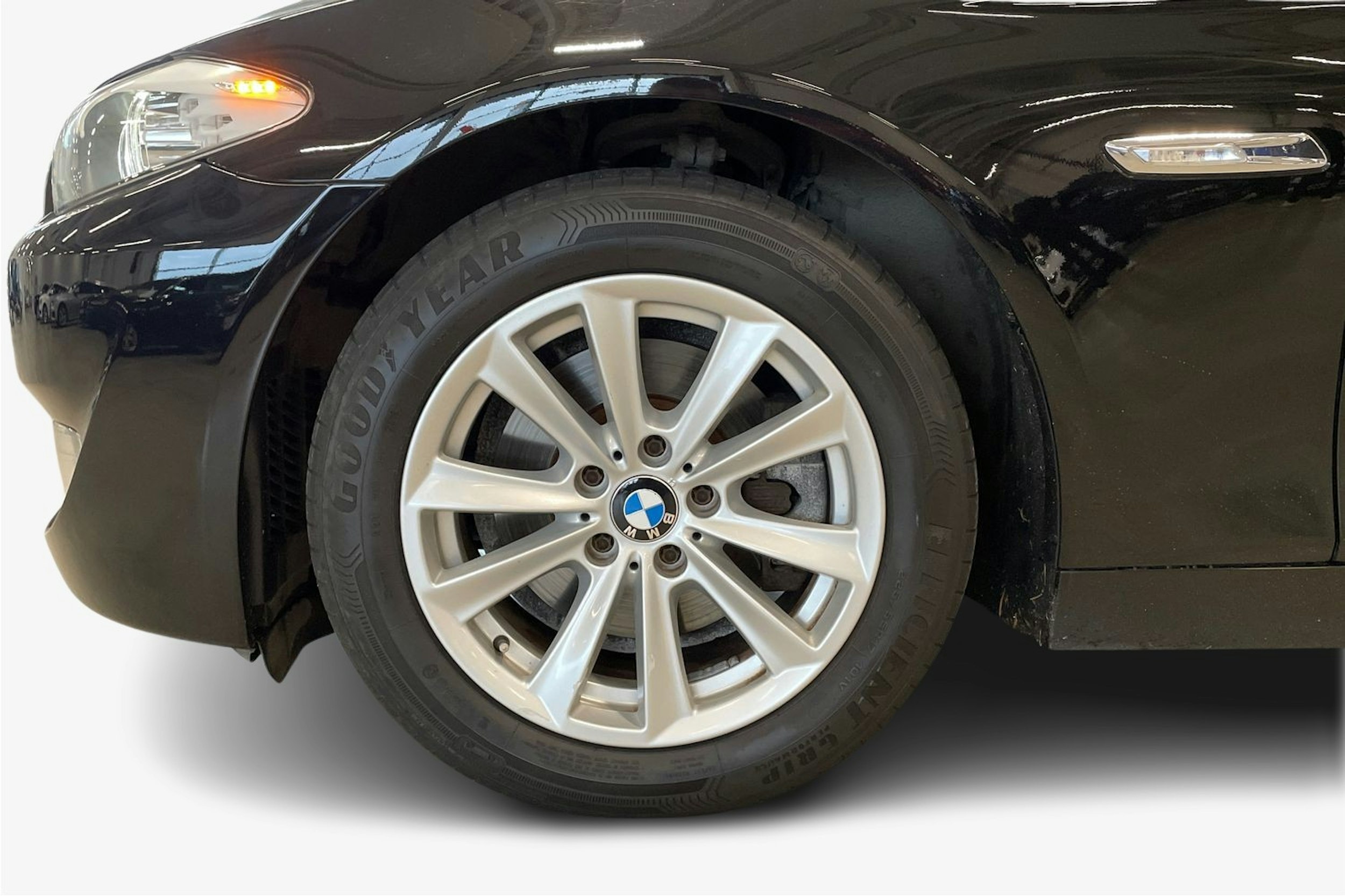 musta BMW 520 2011 kuva 11.