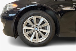 musta BMW 520 2011 kuva 11.