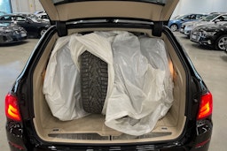 musta BMW 520 2011 kuva 14.