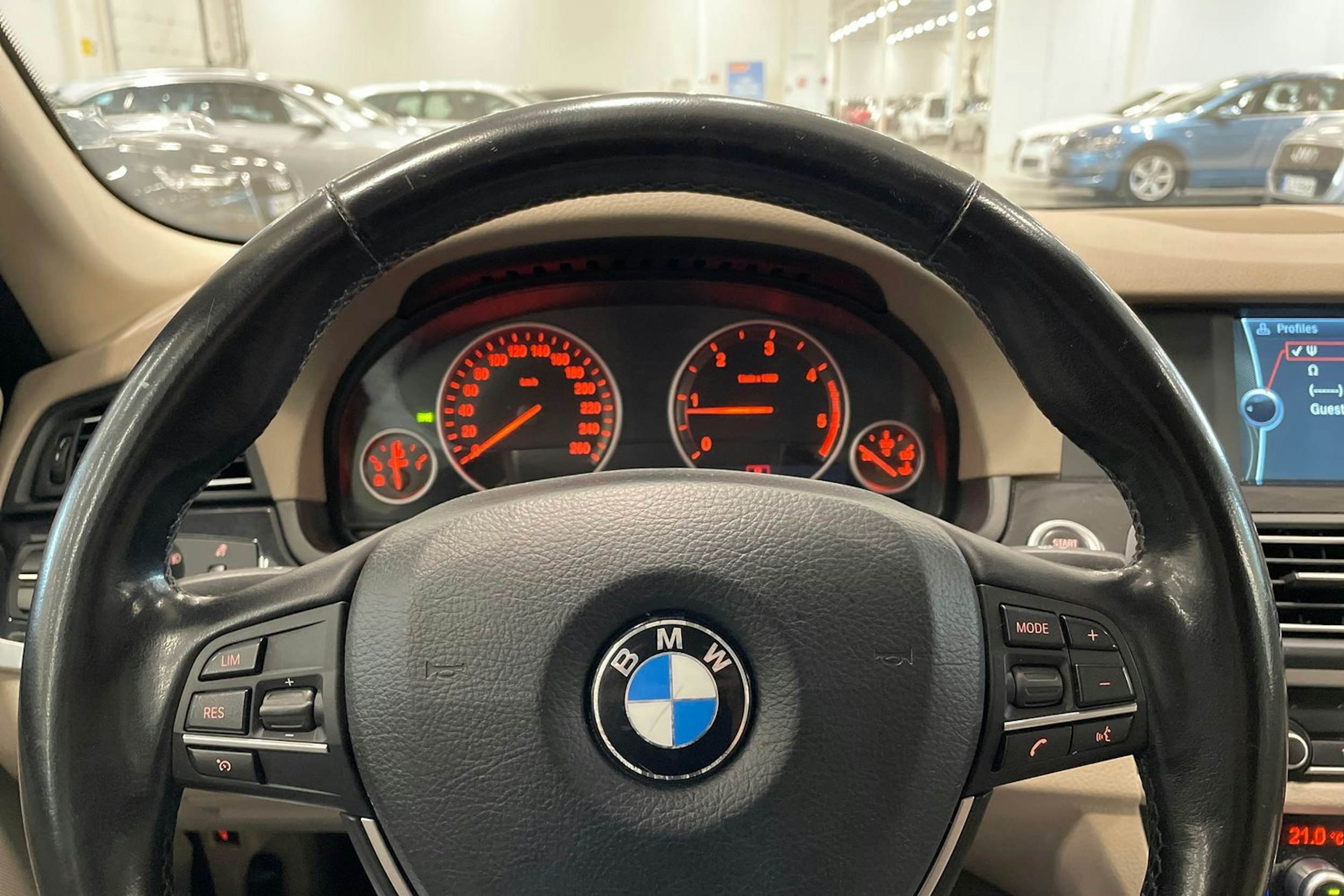 musta BMW 520 2011 kuva 15.