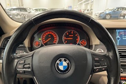musta BMW 520 2011 kuva 15.