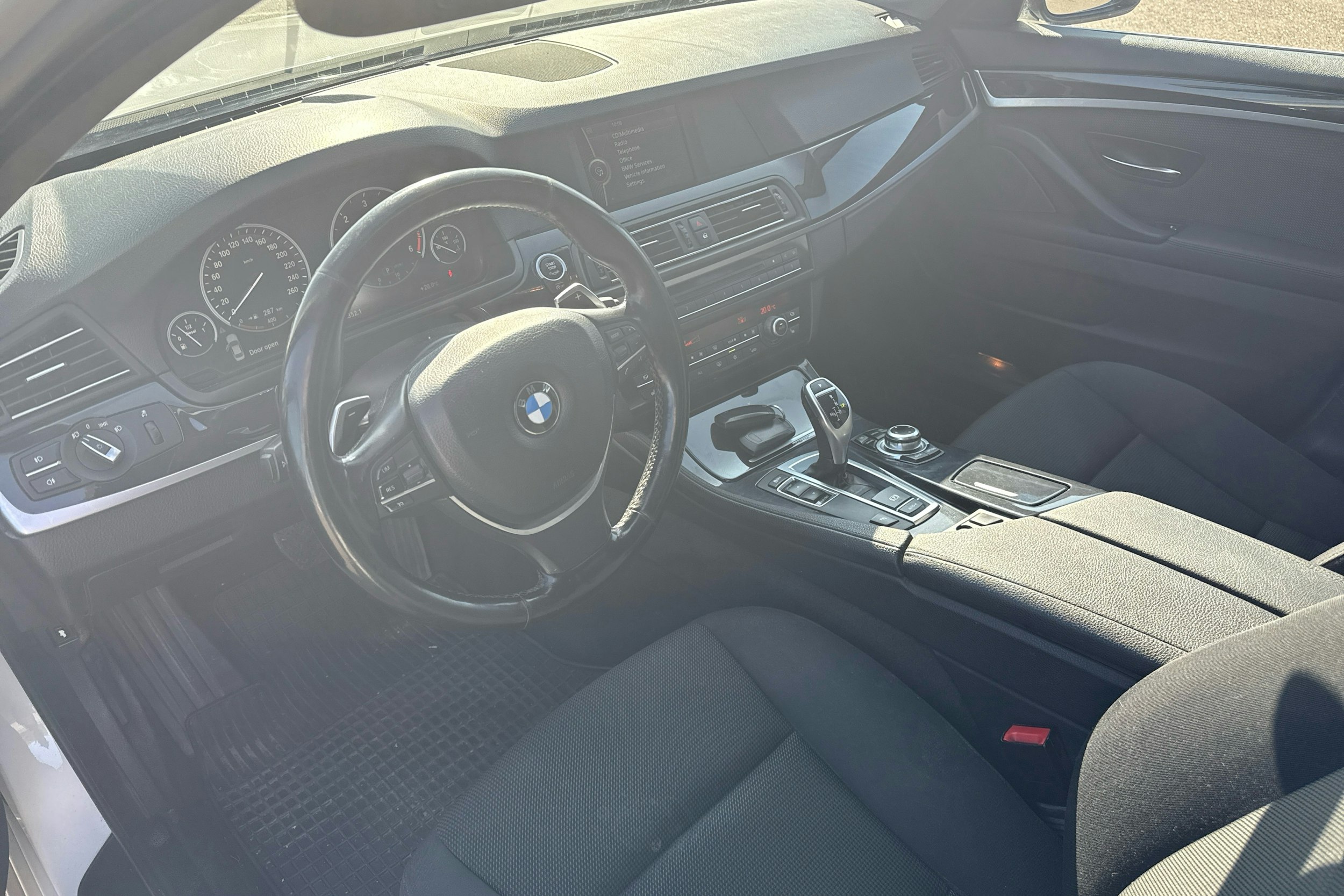 valkoinen BMW 520 2012 kuva 3.