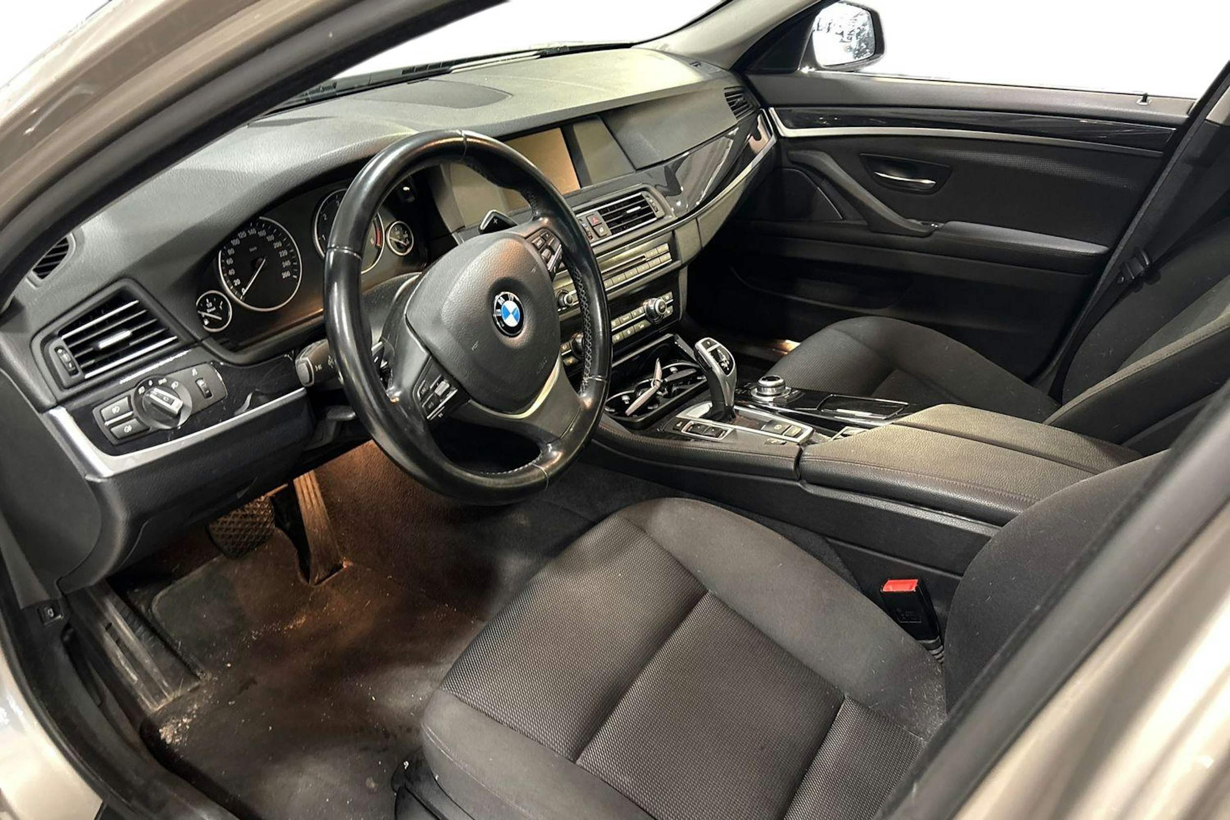 harmaa BMW 520 2012 kuva 3.