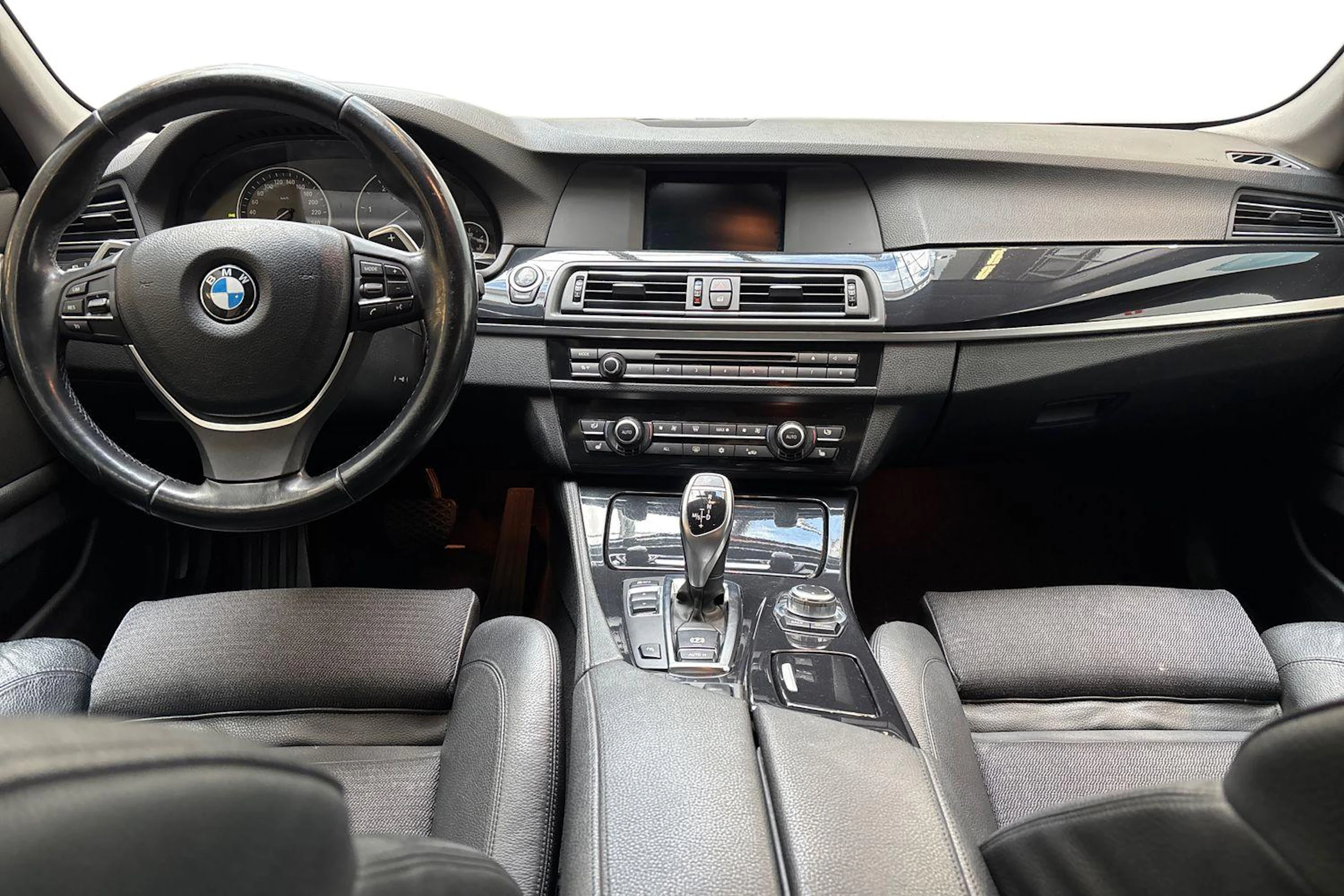 harmaa BMW 520 2012 kuva 9.