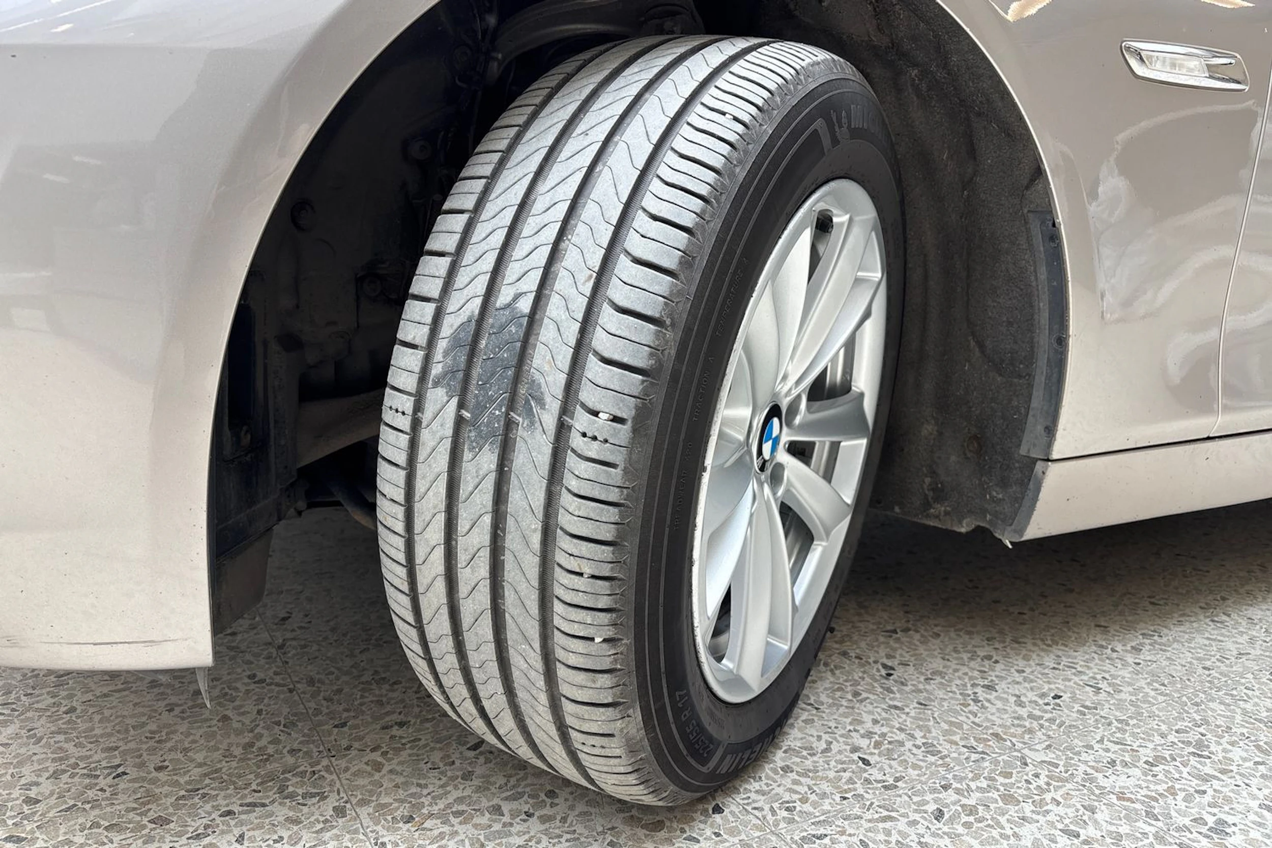 harmaa BMW 520 2012 kuva 13.