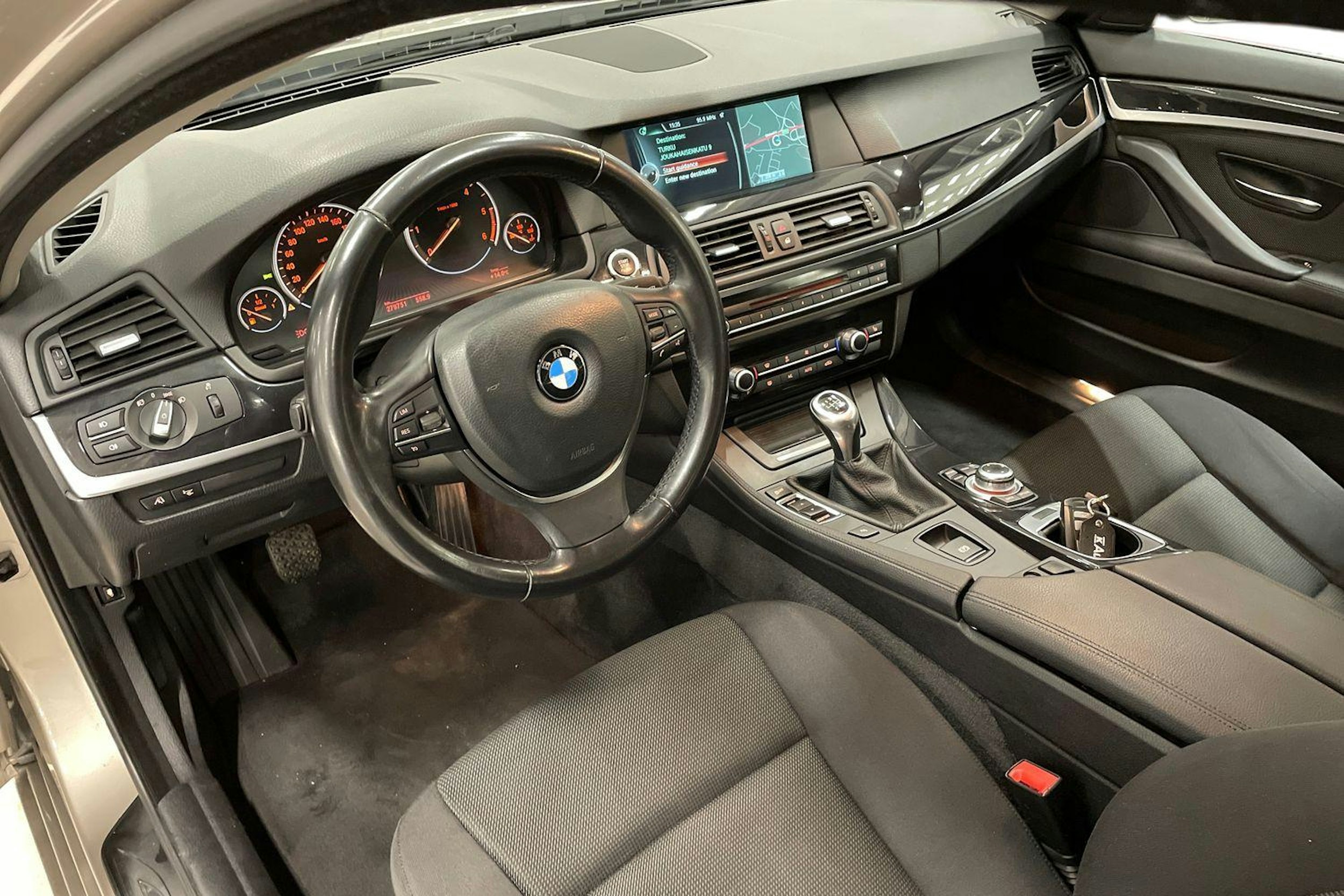 harmaa BMW 520 2012 kuva 7.