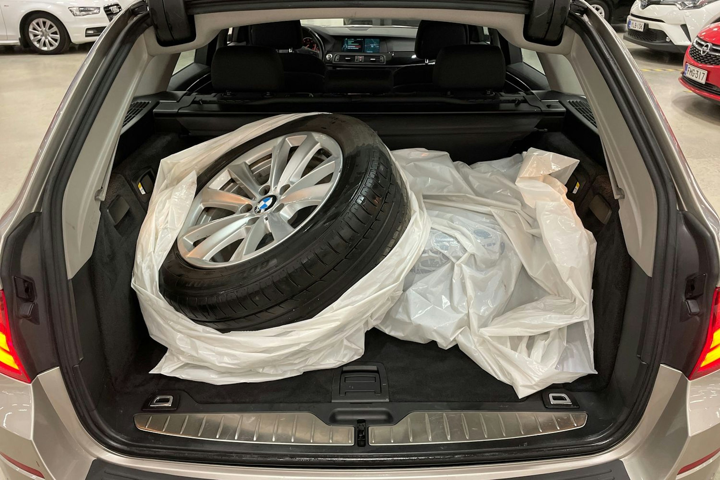 harmaa BMW 520 2012 kuva 14.