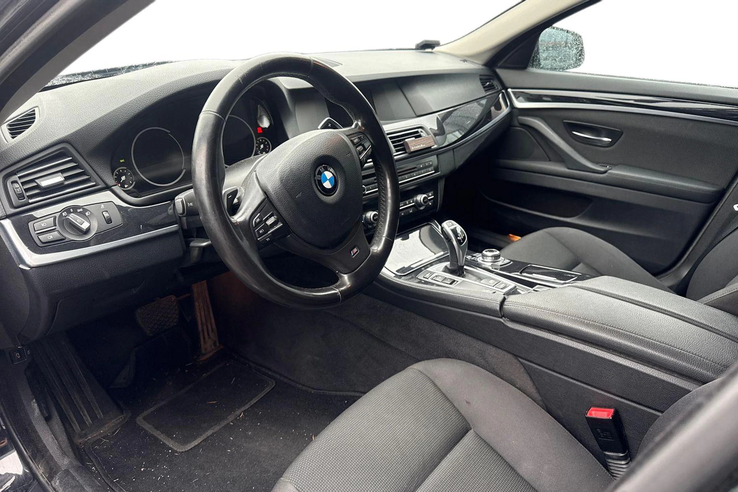 musta BMW 520 2012 kuva 3.
