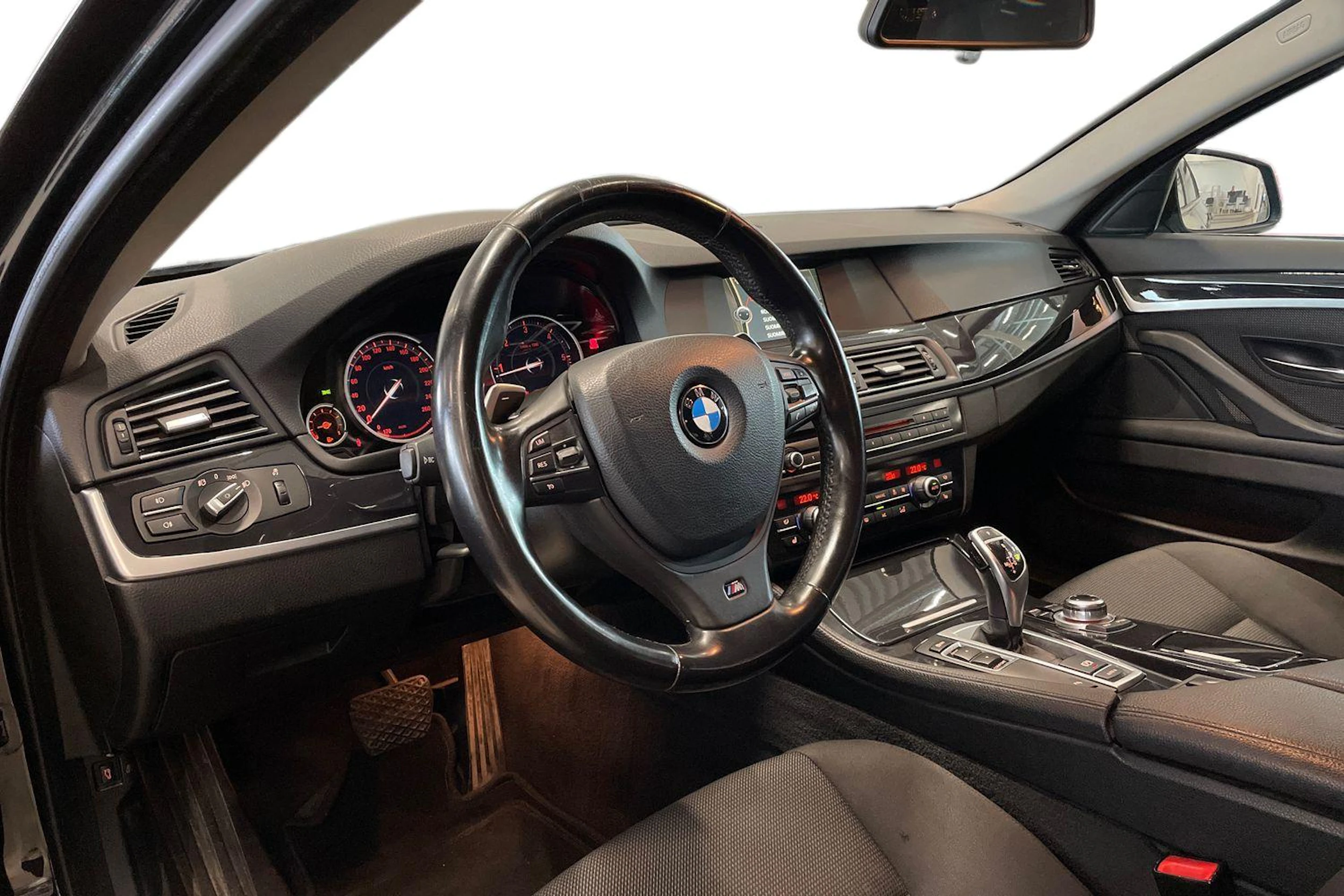 musta BMW 520 2012 kuva 6.