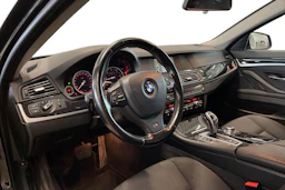 musta BMW 520 2012 kuva 6.