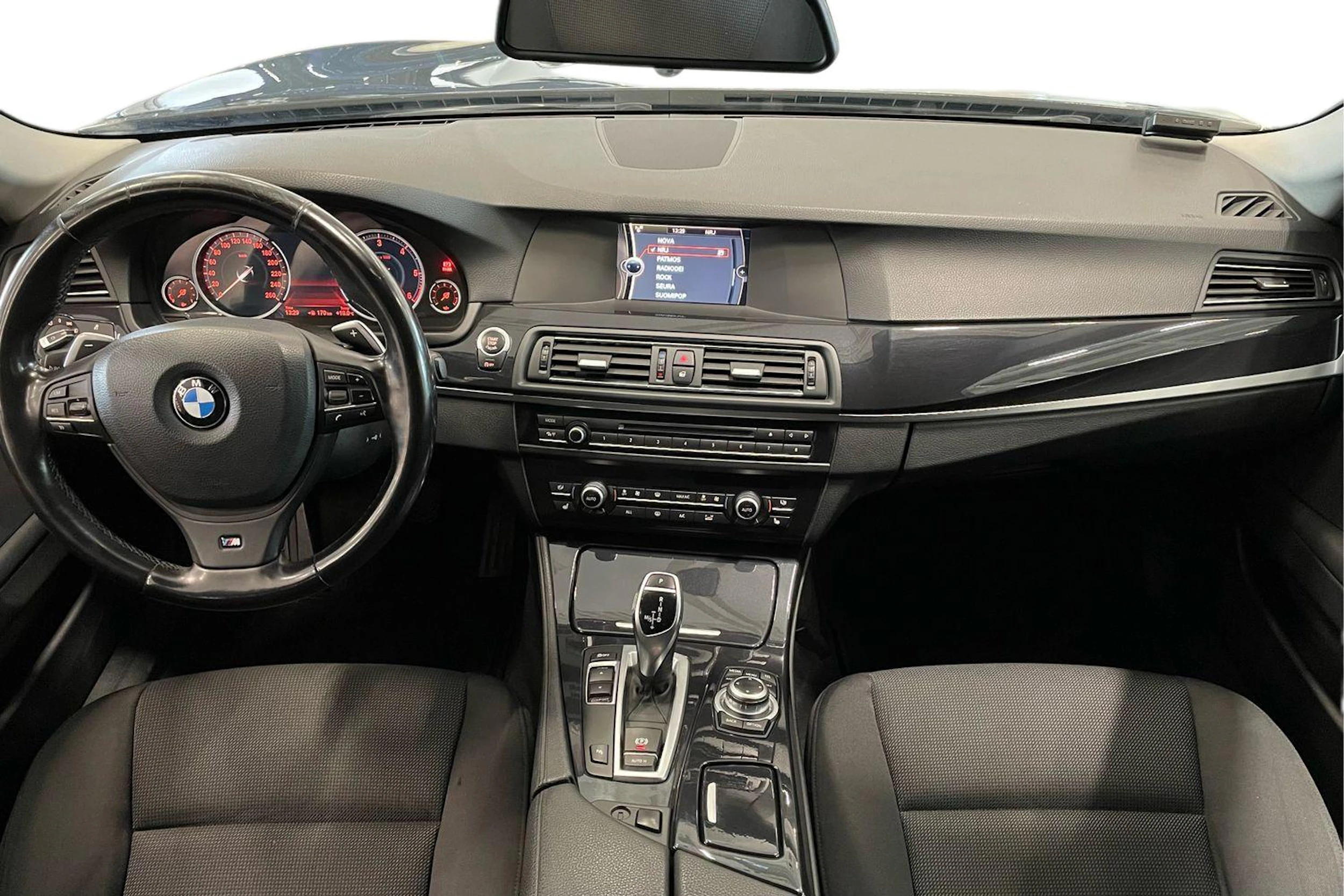 musta BMW 520 2012 kuva 7.