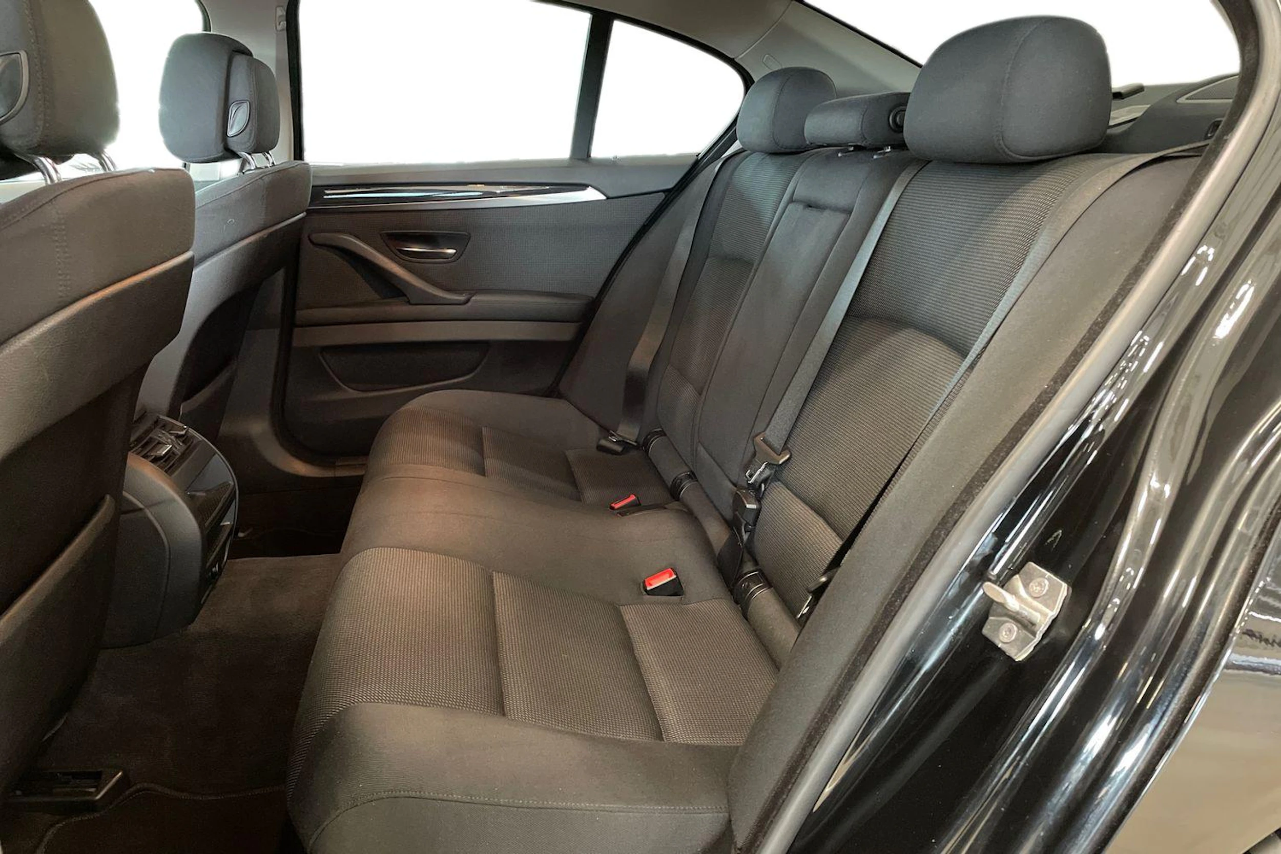 musta BMW 520 2012 kuva 8.