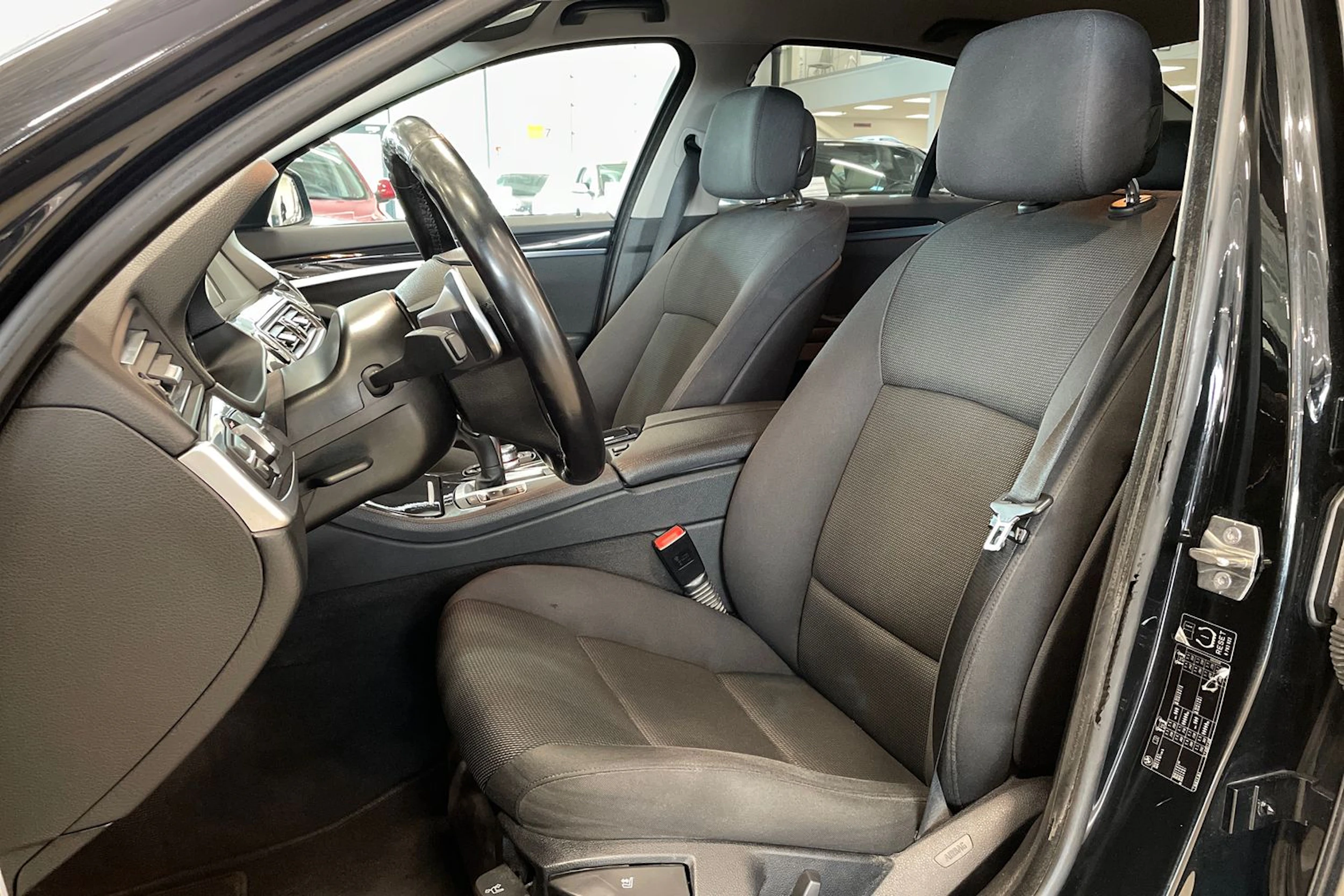 musta BMW 520 2012 kuva 11.