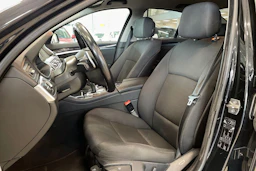 musta BMW 520 2012 kuva 11.