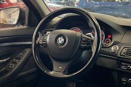 musta BMW 520 2012 kuva 13.