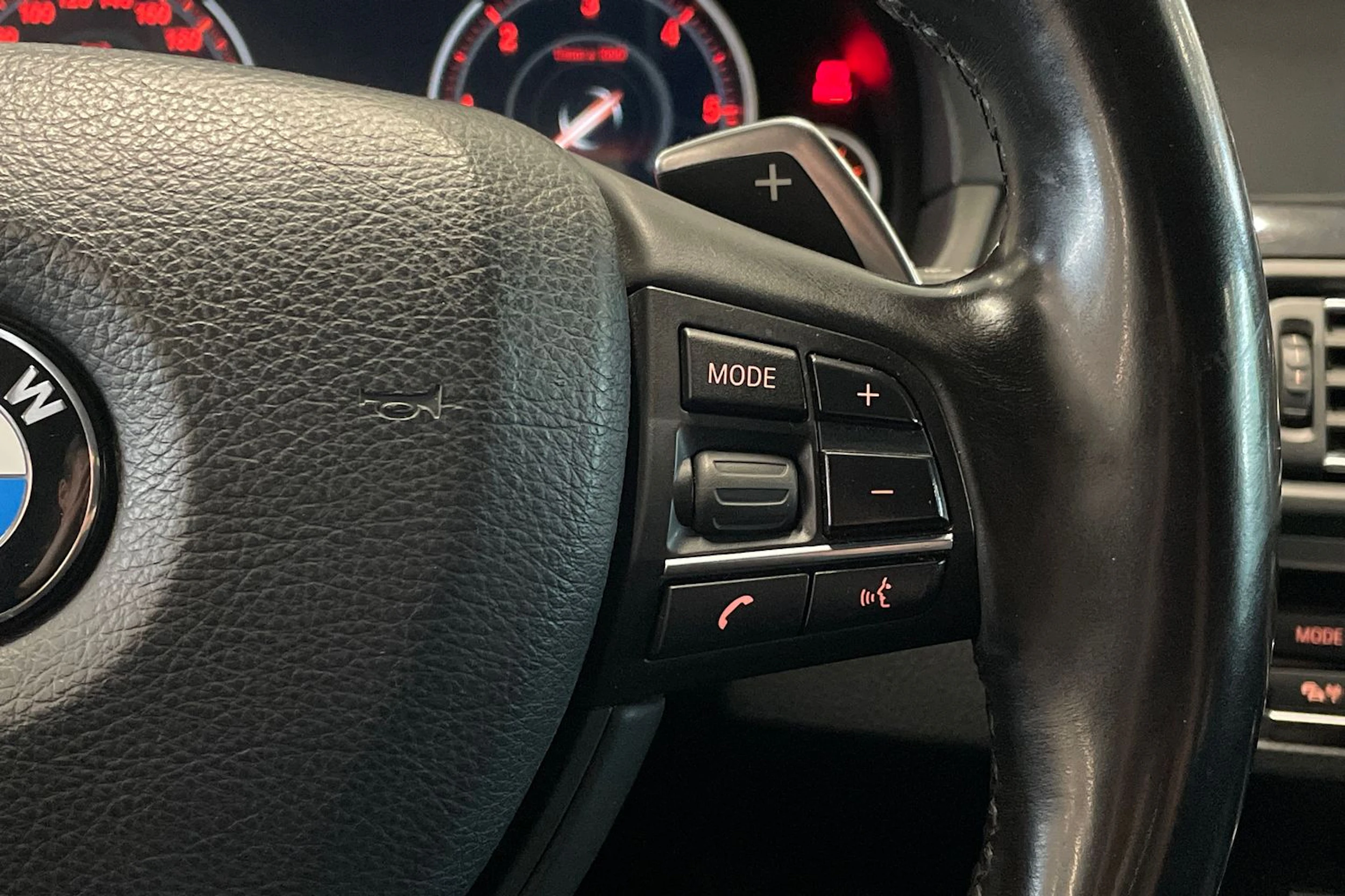 musta BMW 520 2012 kuva 15.