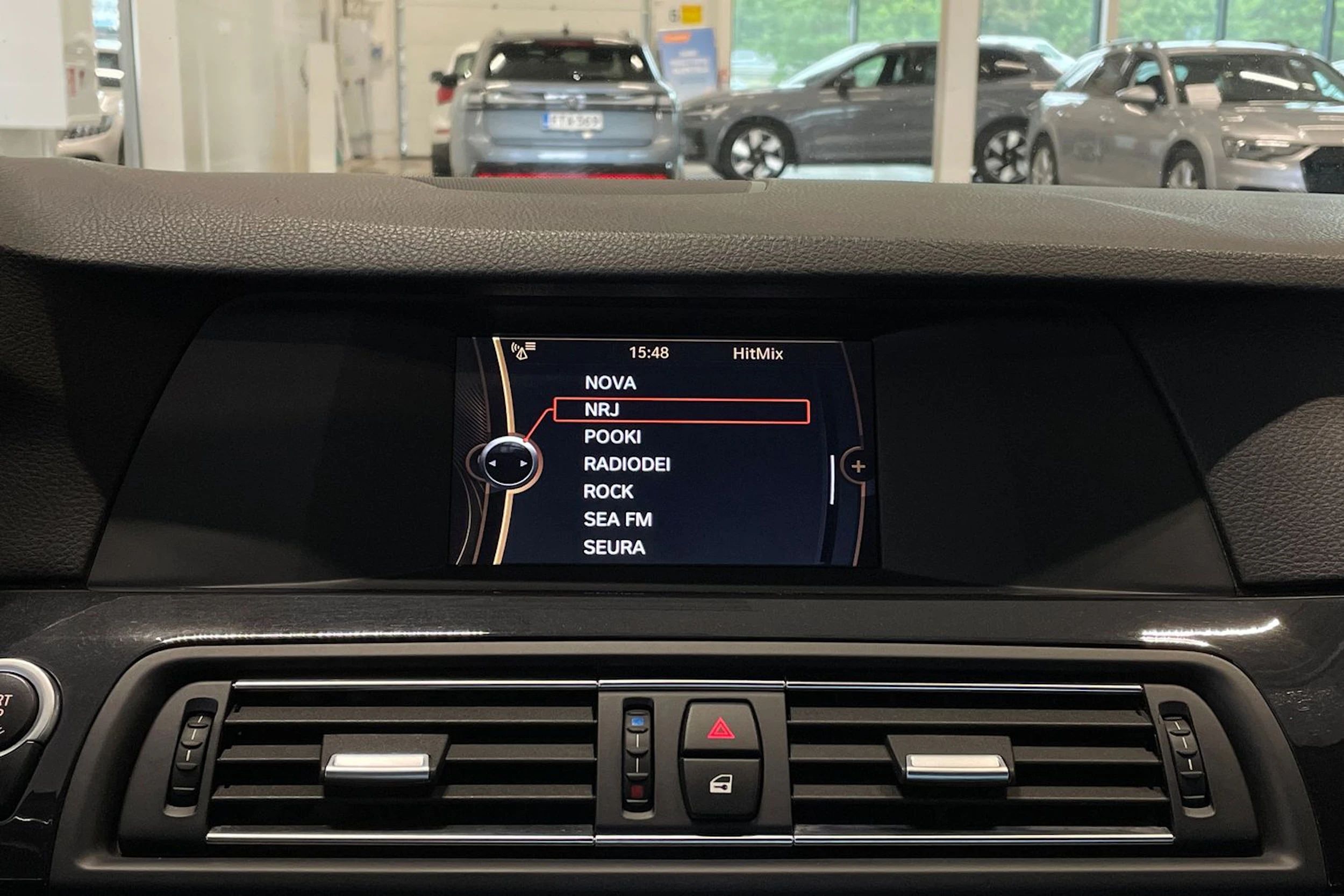 musta BMW 520 2012 kuva 17.