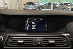 musta BMW 520 2012 kuva 17.
