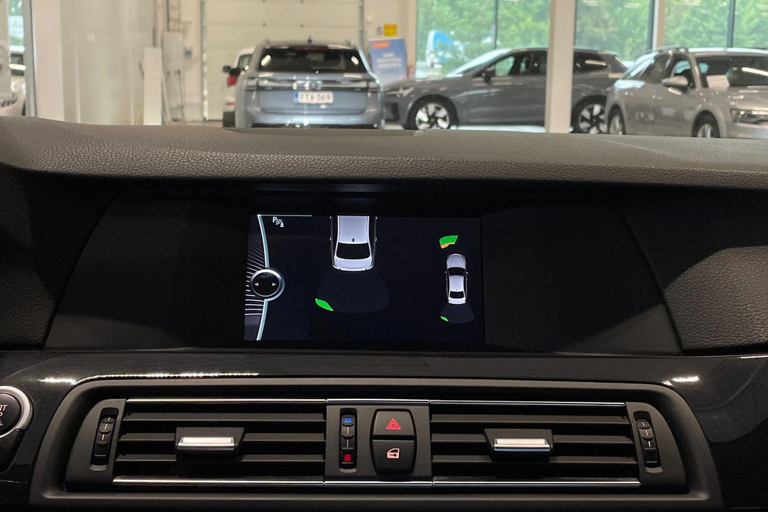musta BMW 520 2012 kuva 19.