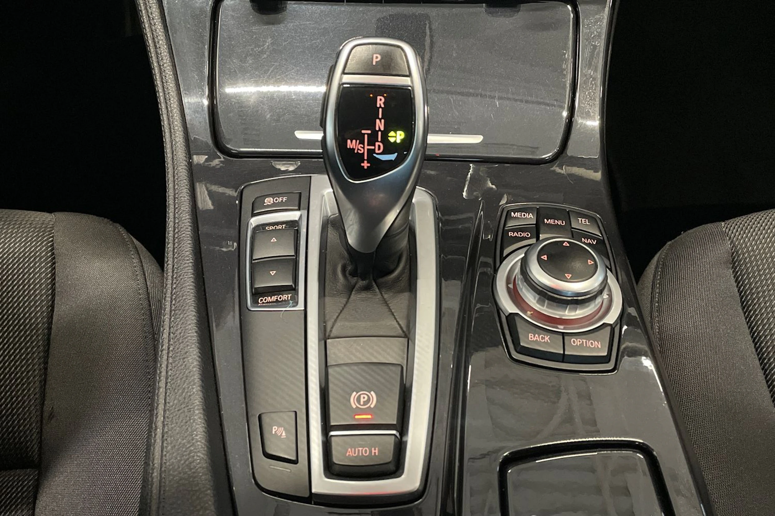 musta BMW 520 2012 kuva 21.