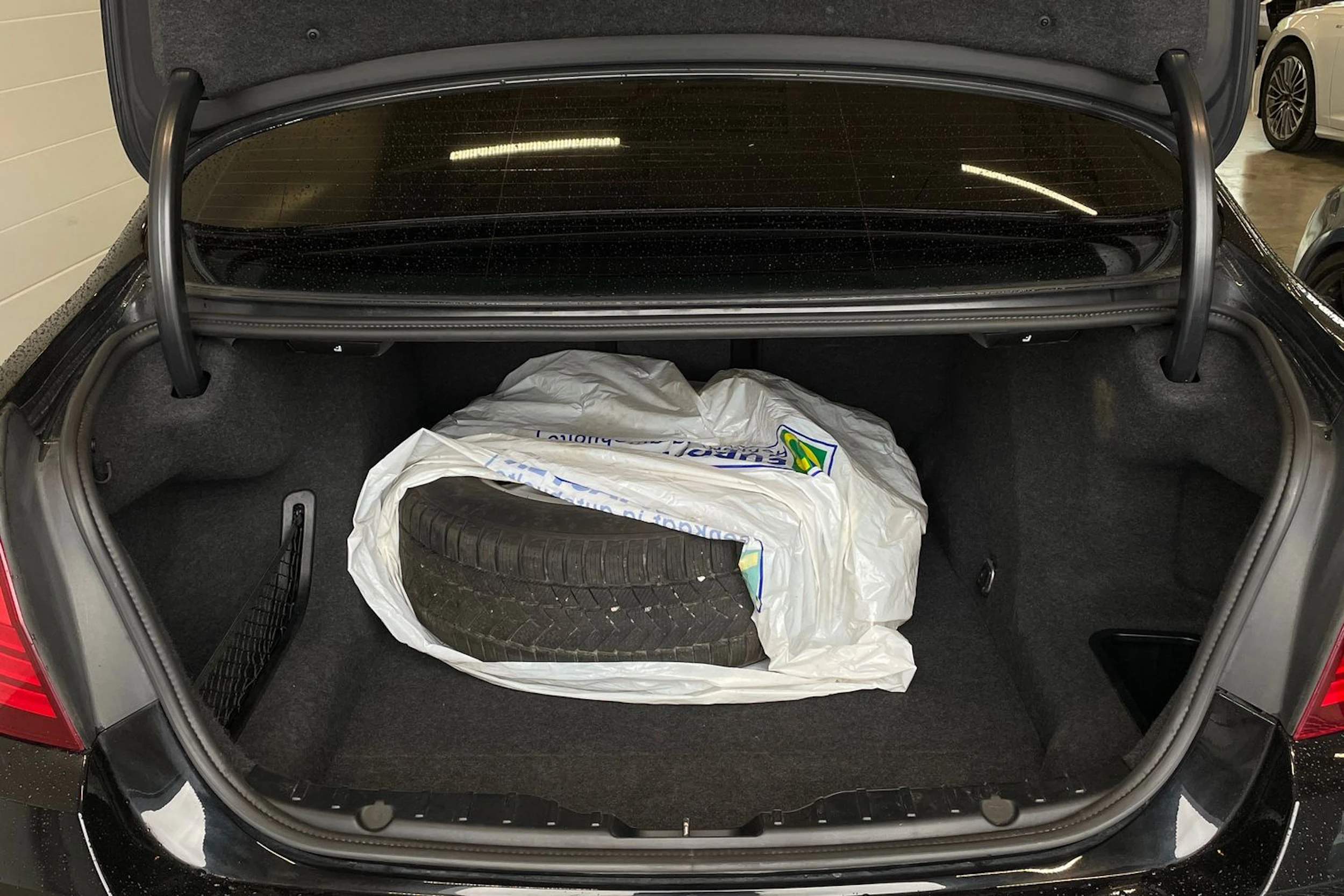 musta BMW 520 2012 kuva 24.