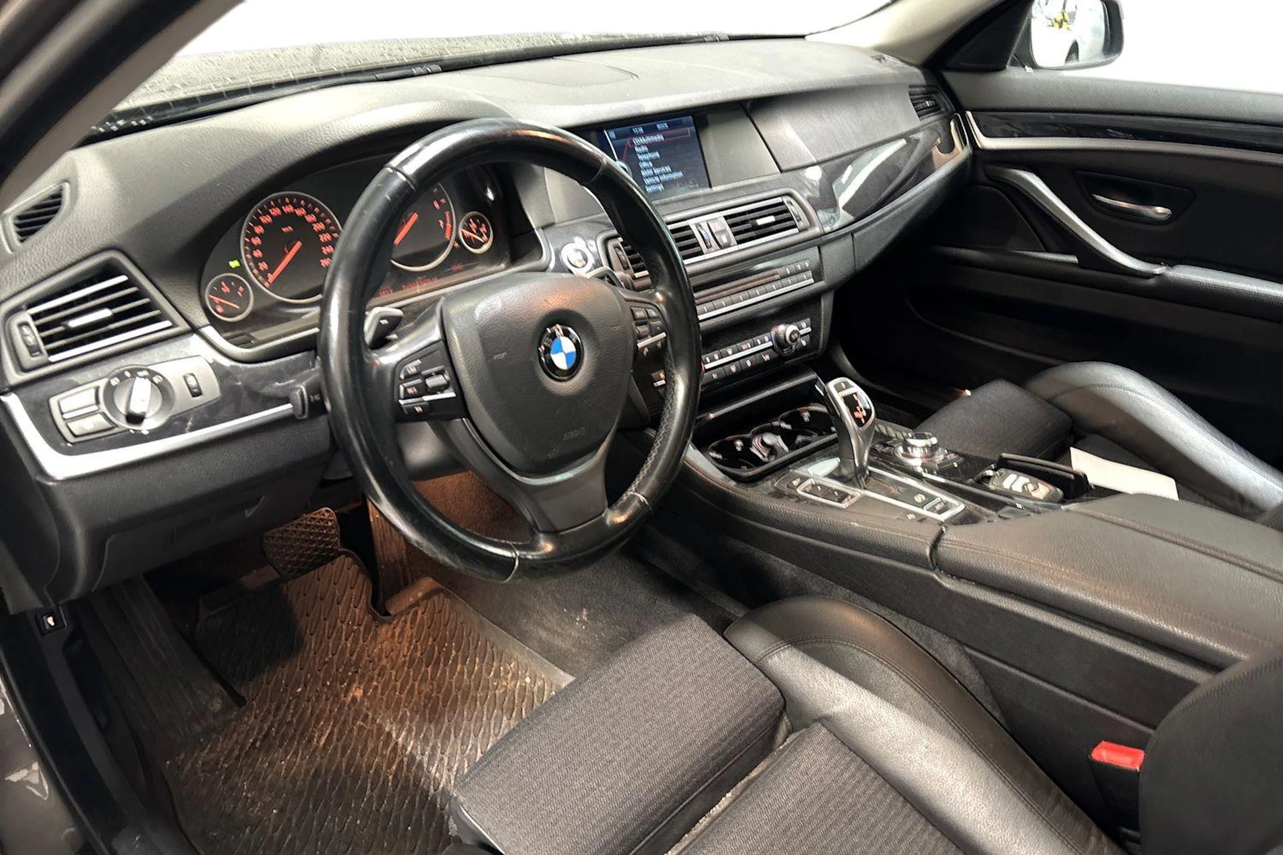 ruskea (beige) BMW 520 2012 kuva 3.