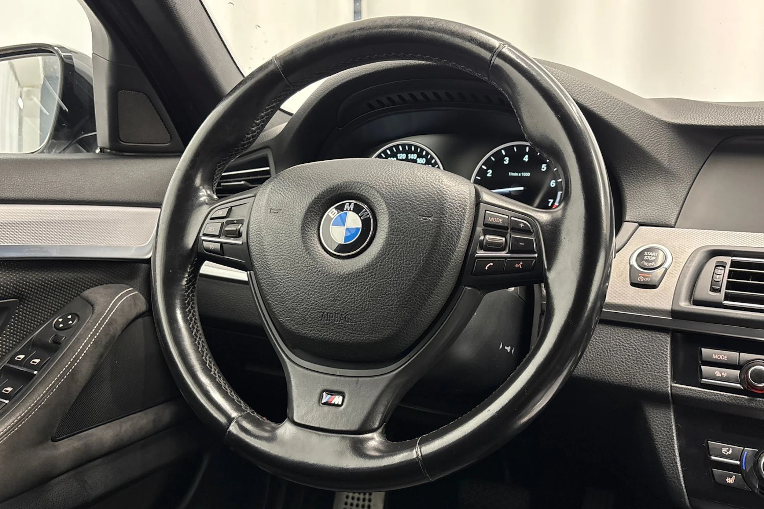 harmaa BMW 520 2012 kuva 13.