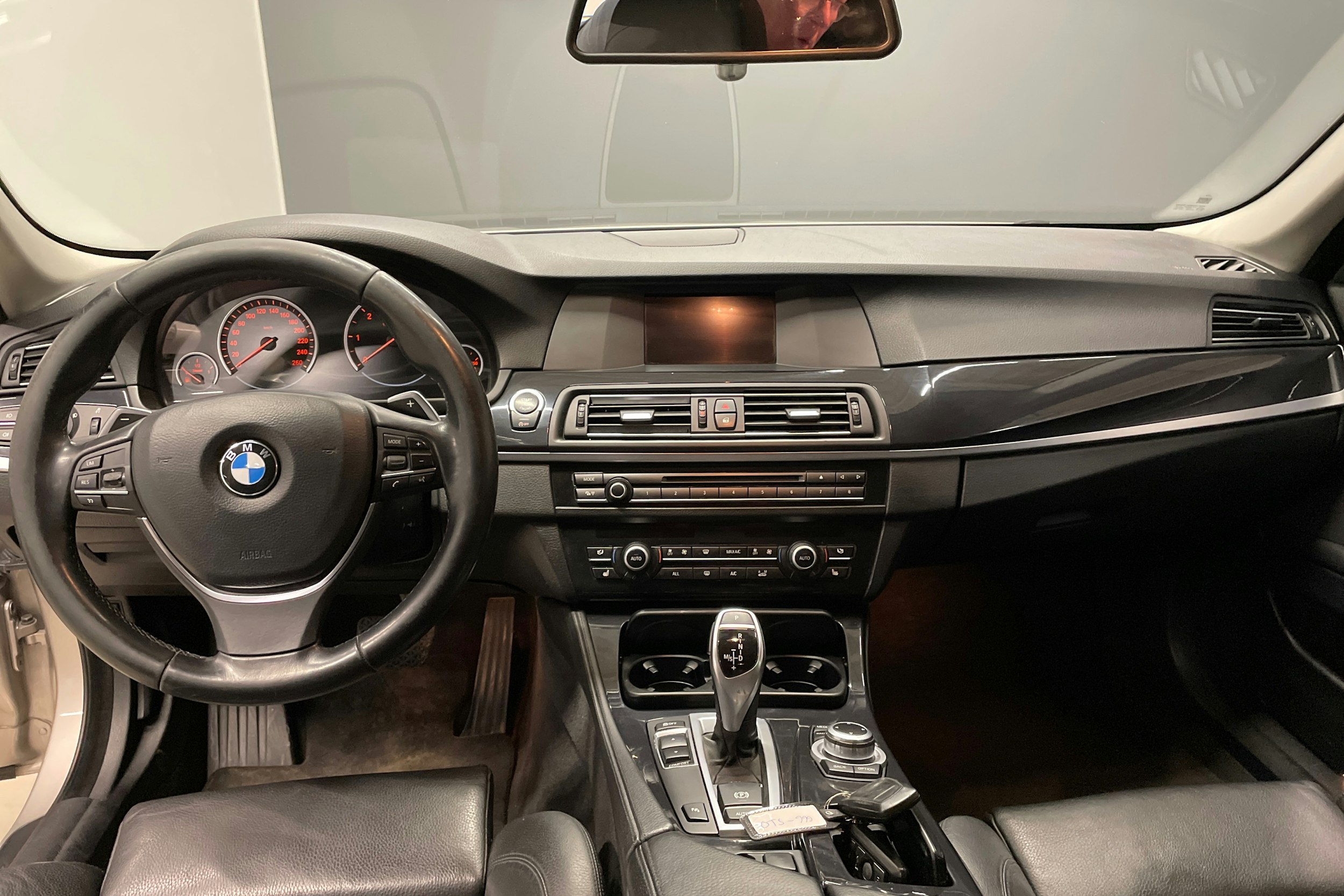 harmaa BMW 520 2012 kuva 7.