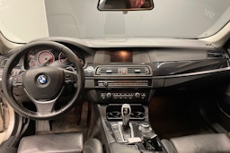 harmaa BMW 520 2012 kuva 7.