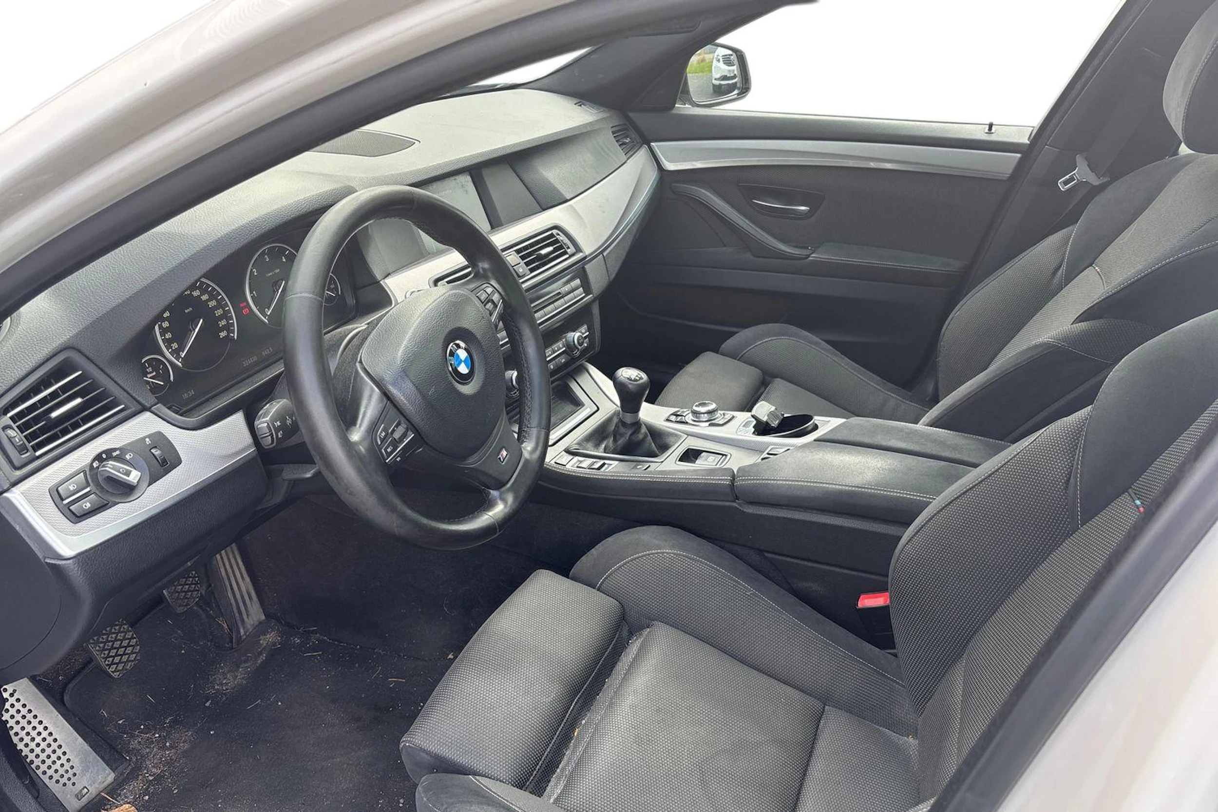 Valkoinen BMW 520 2012 kuva 3.