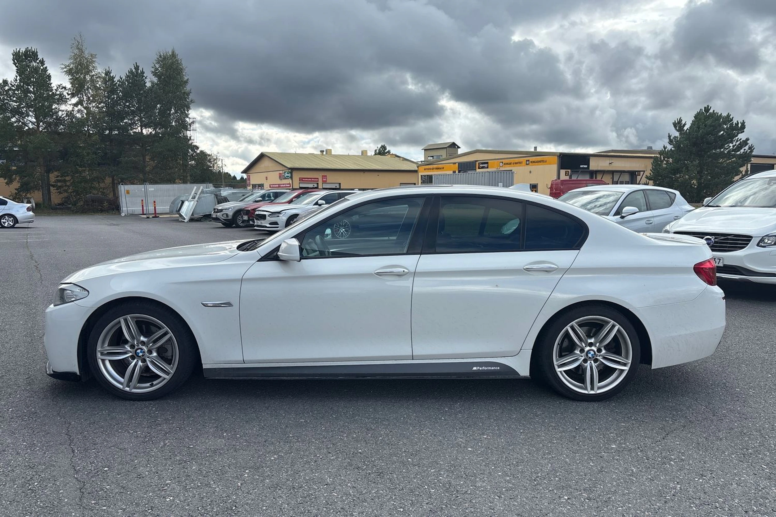 Valkoinen BMW 520 2012 kuva 4.
