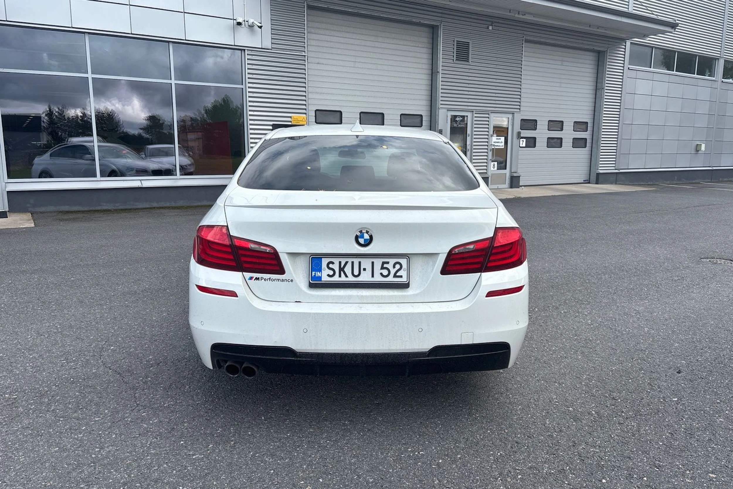 Valkoinen BMW 520 2012 kuva 6.