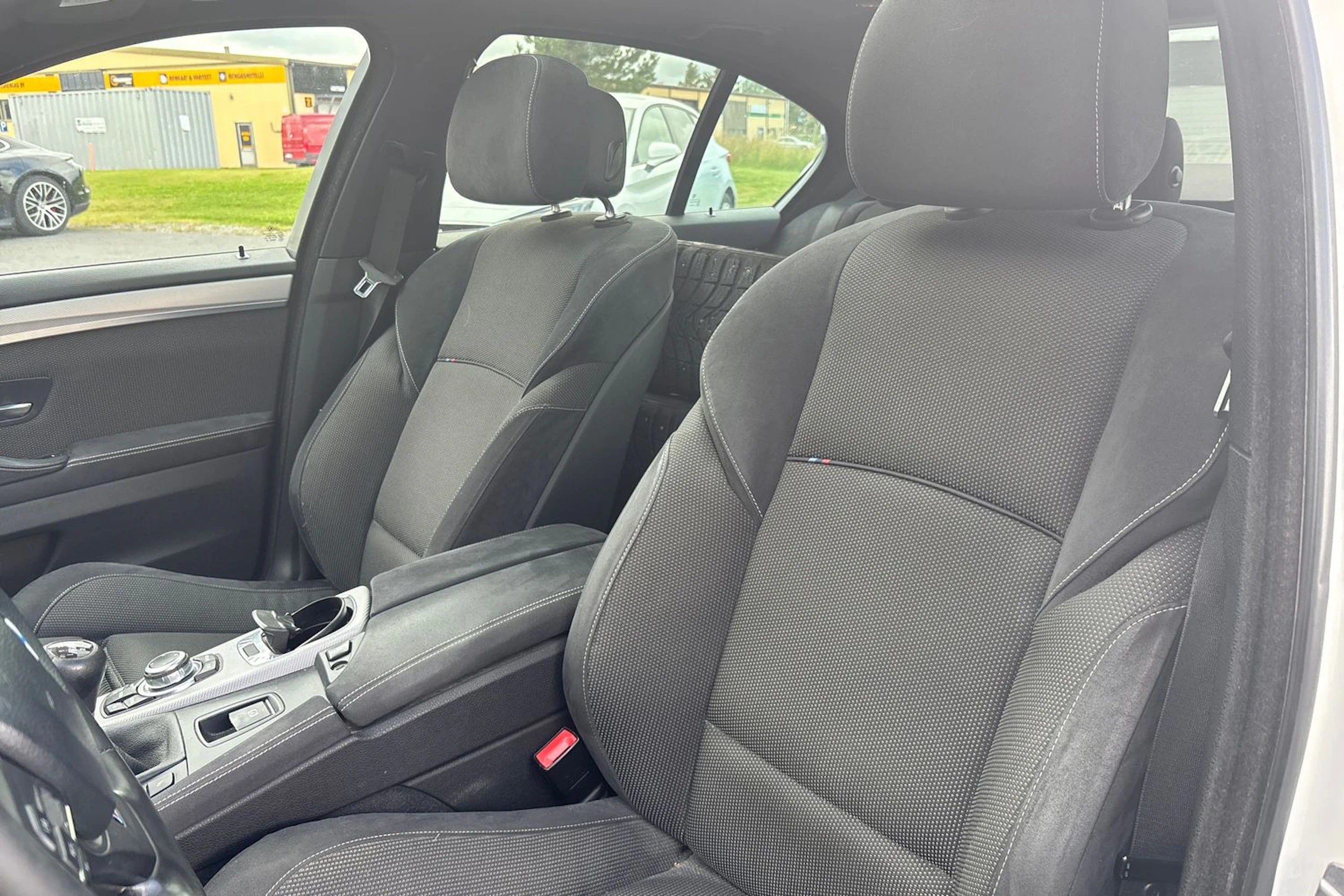 Valkoinen BMW 520 2012 kuva 7.