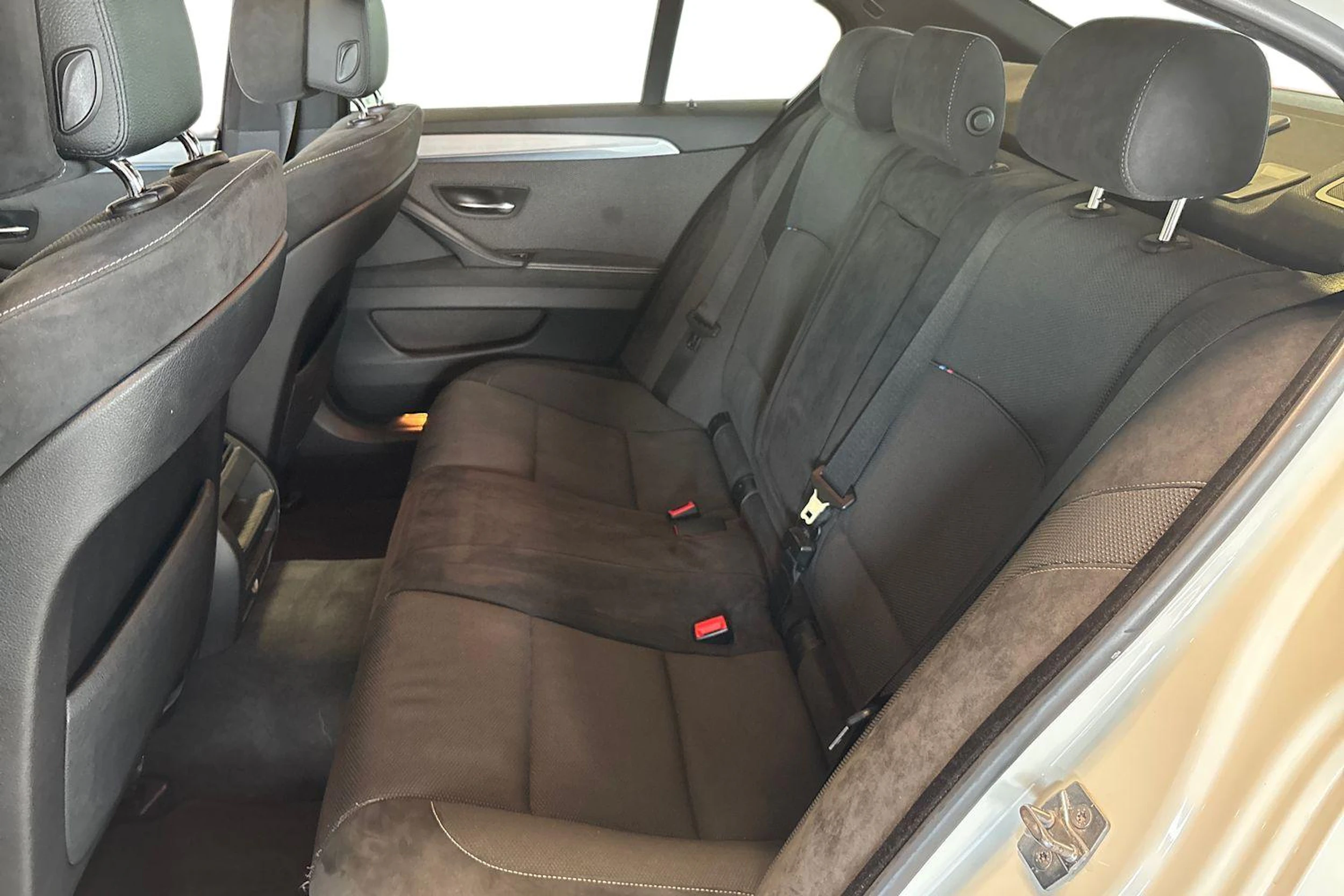 Valkoinen BMW 520 2012 kuva 8.