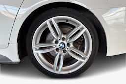 Valkoinen BMW 520 2012 kuva 9.