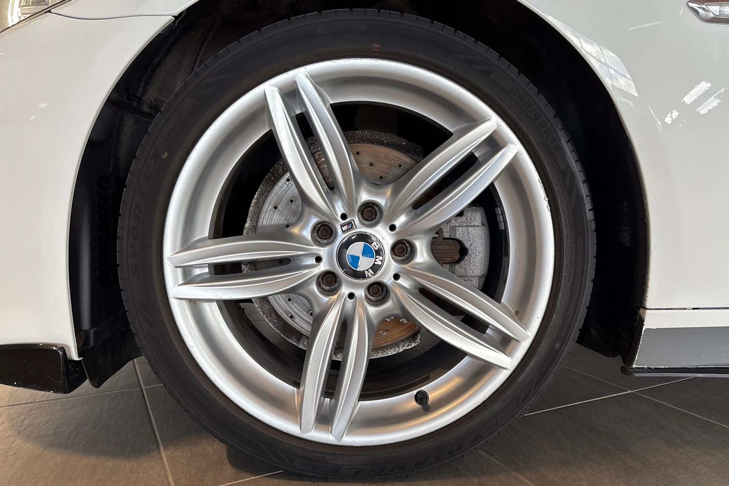 Valkoinen BMW 520 2012 kuva 10.