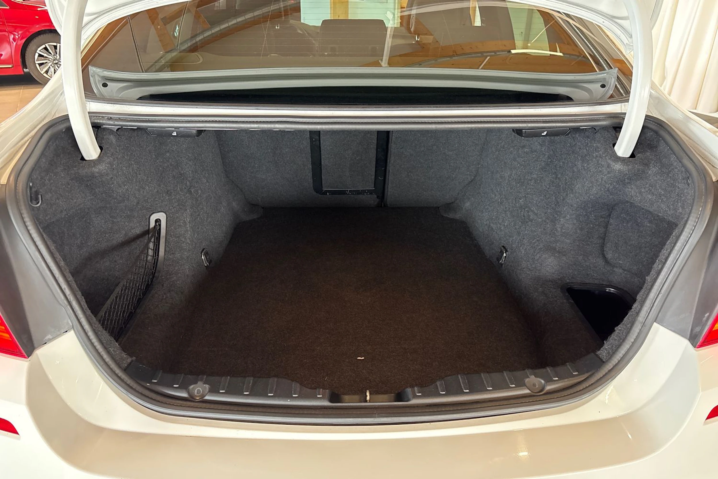 Valkoinen BMW 520 2012 kuva 11.