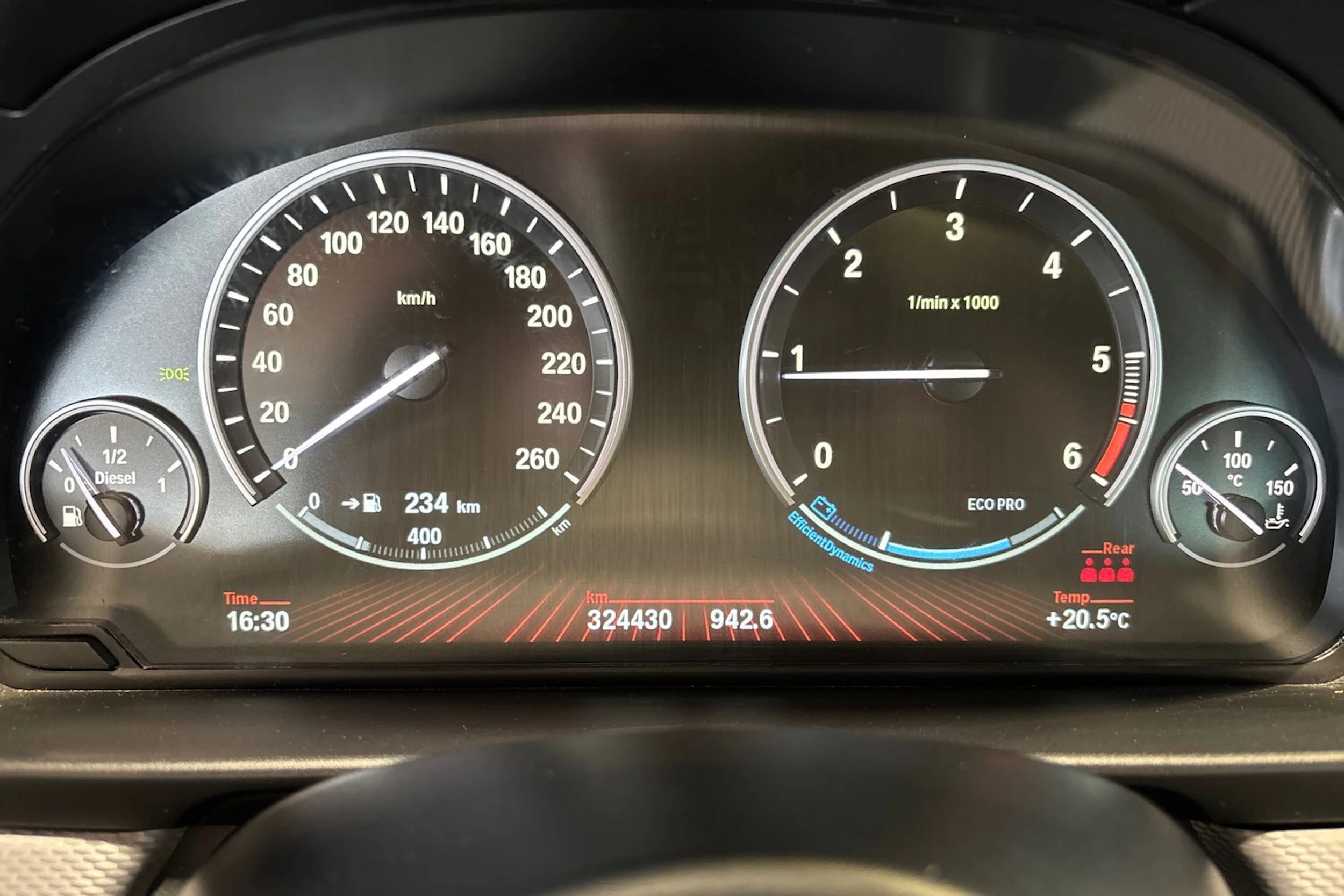 Valkoinen BMW 520 2012 kuva 12.
