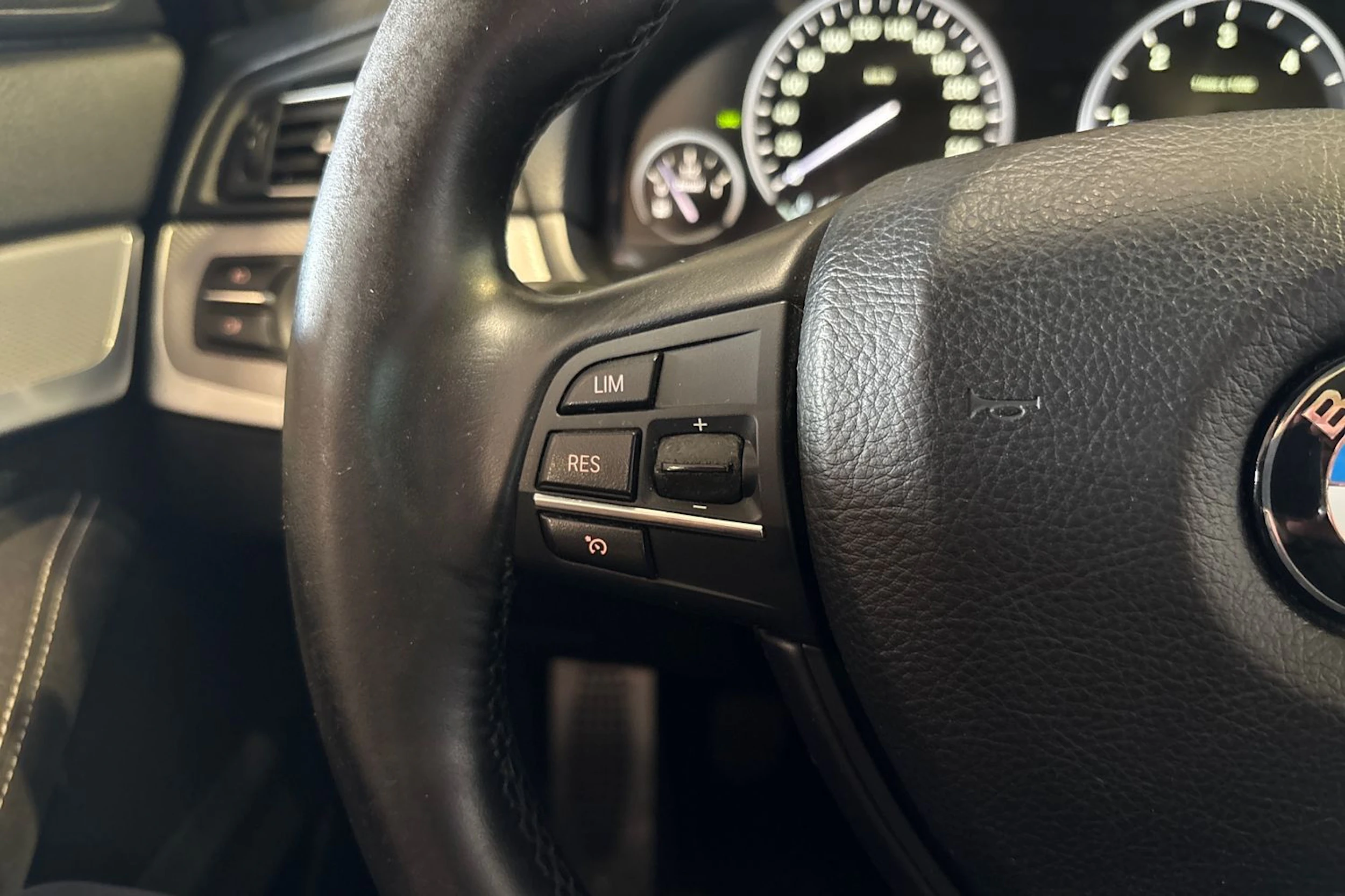 Valkoinen BMW 520 2012 kuva 13.