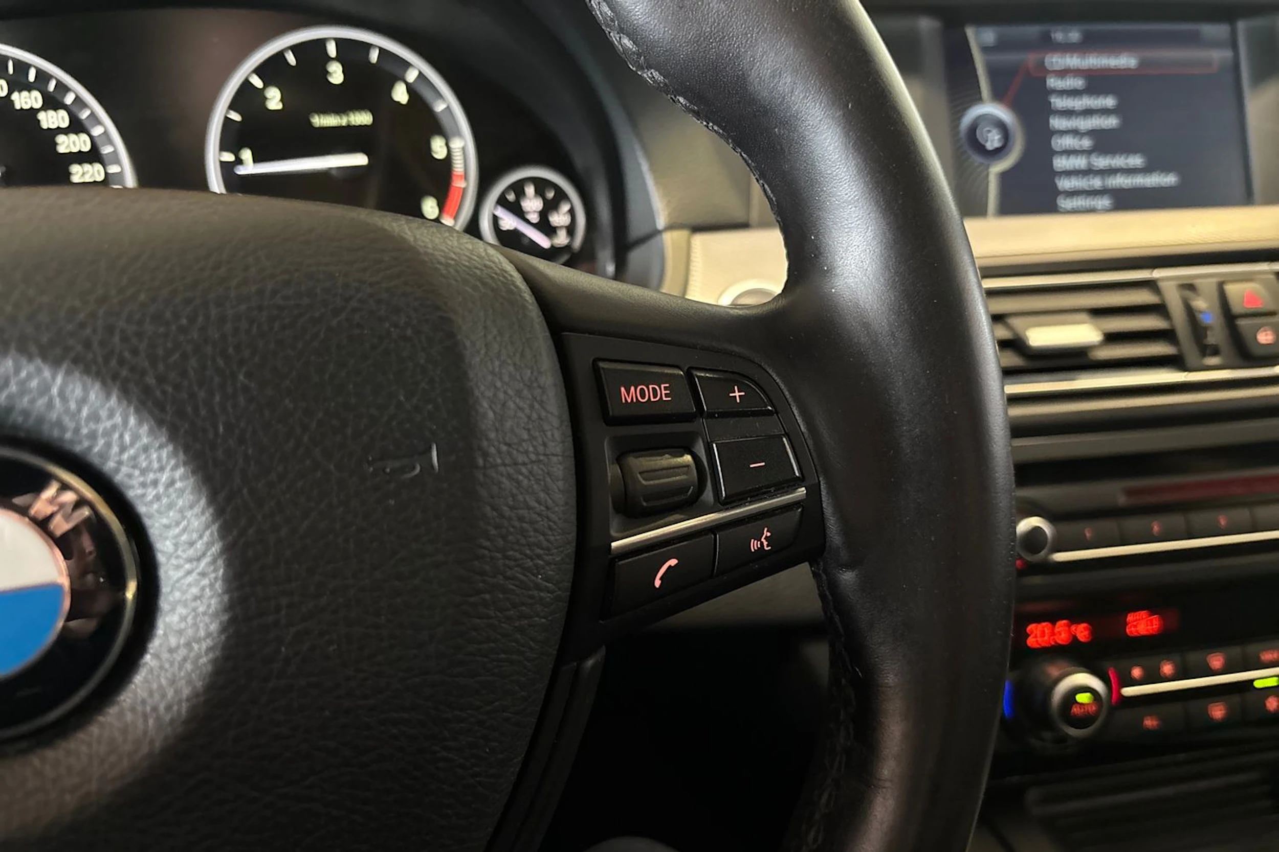 Valkoinen BMW 520 2012 kuva 14.