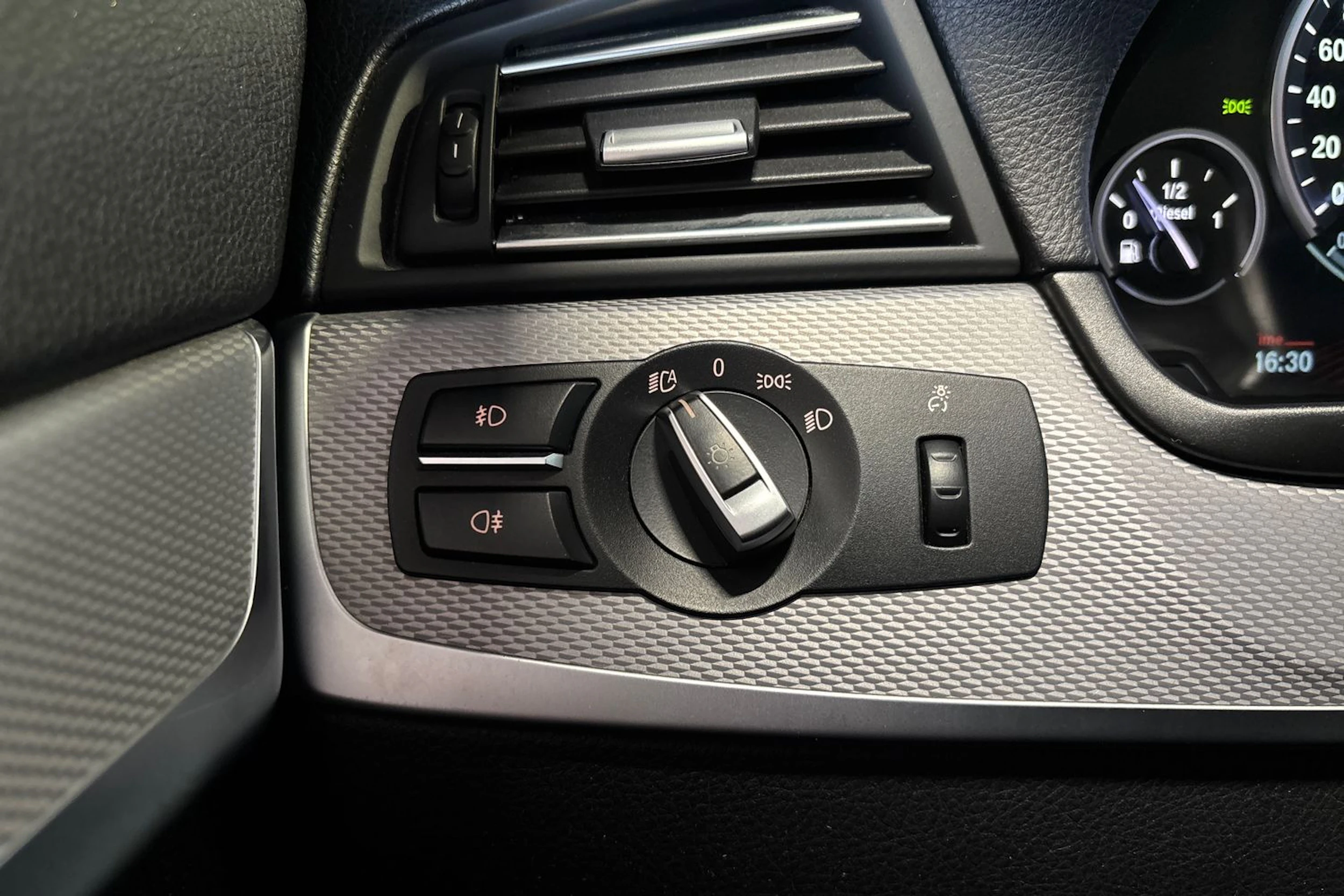 Valkoinen BMW 520 2012 kuva 15.