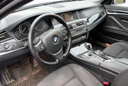 musta BMW 520 2013 kuva 3.