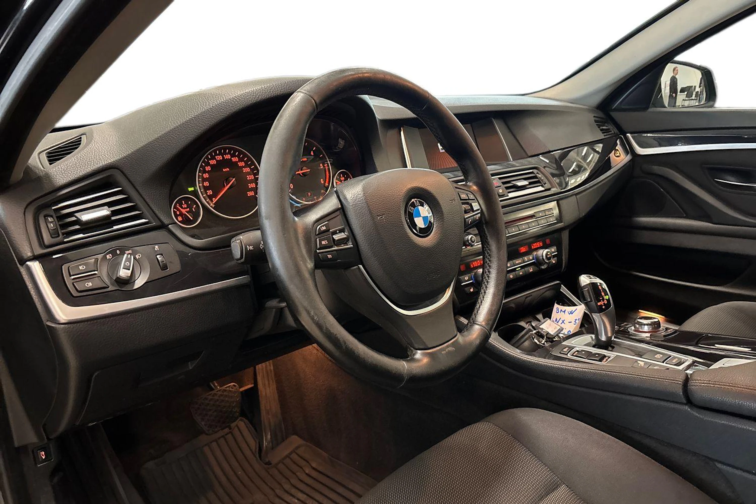 musta BMW 520 2013 kuva 6.