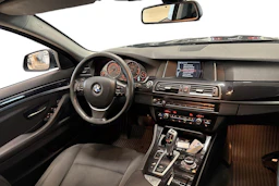musta BMW 520 2013 kuva 7.