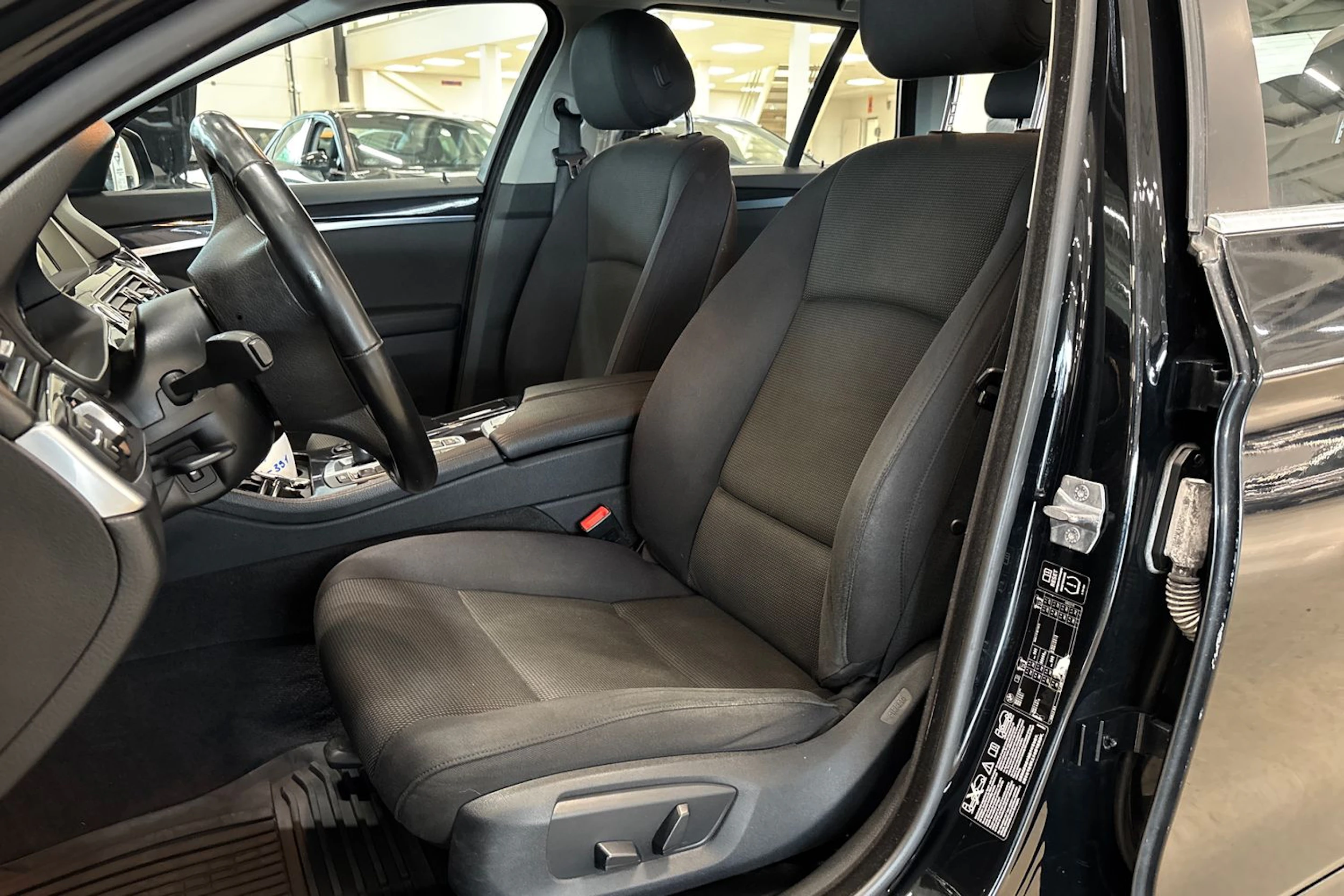 musta BMW 520 2013 kuva 11.